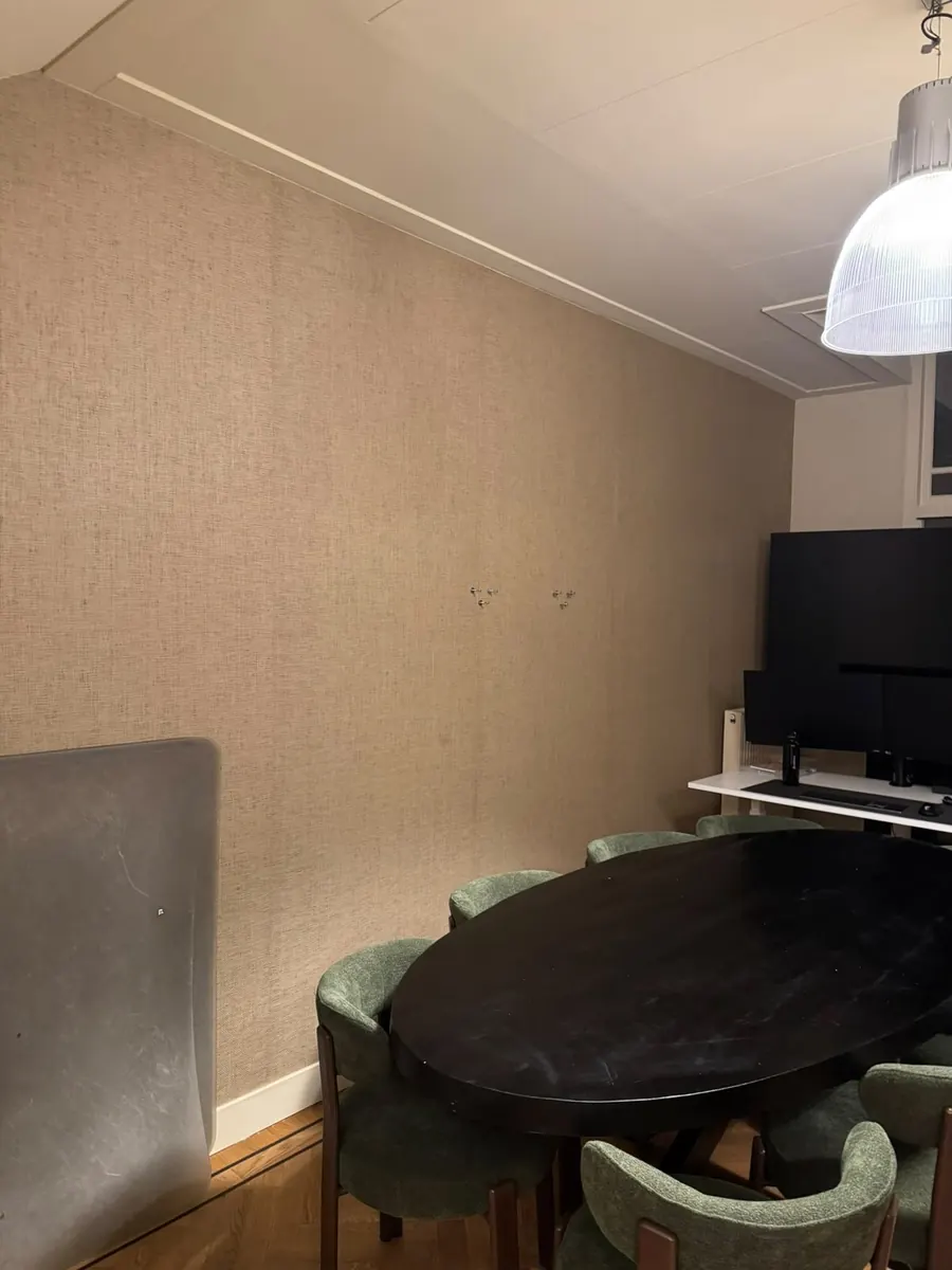 Vergaderruimte met strak aangebracht weefselbehang