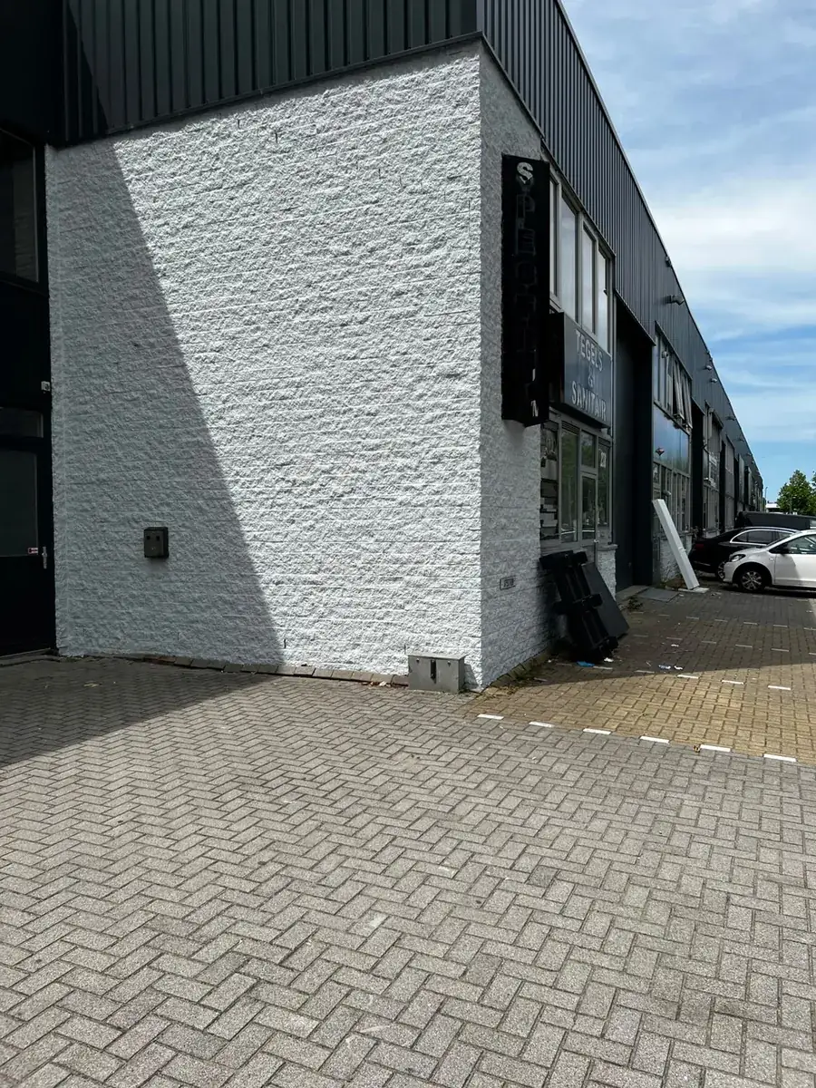Wit geschilderde gevel van een bedrijfspand