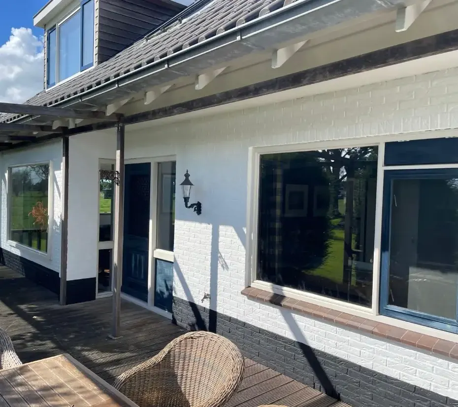Wit geschilderde woning met veranda